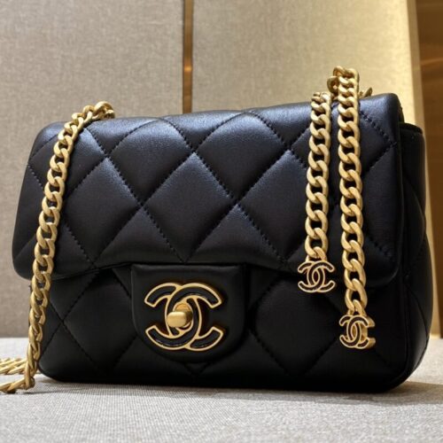 CHANEL 22P Enamel Bag