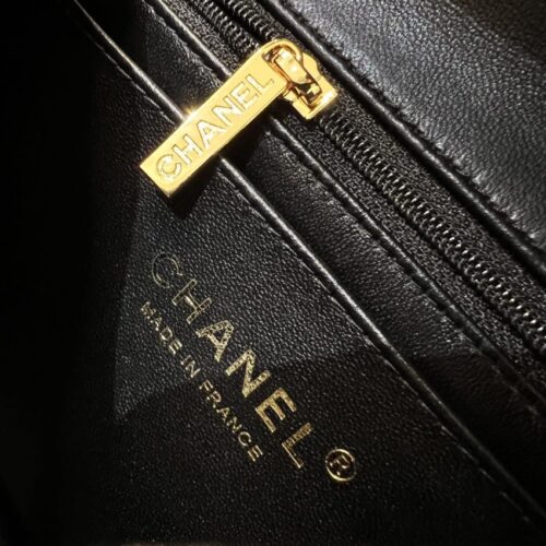 Alternative view of CHANEL Flap V 17cm