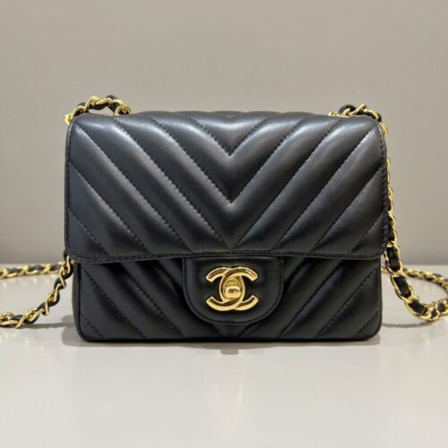 CHANEL Flap V 17cm