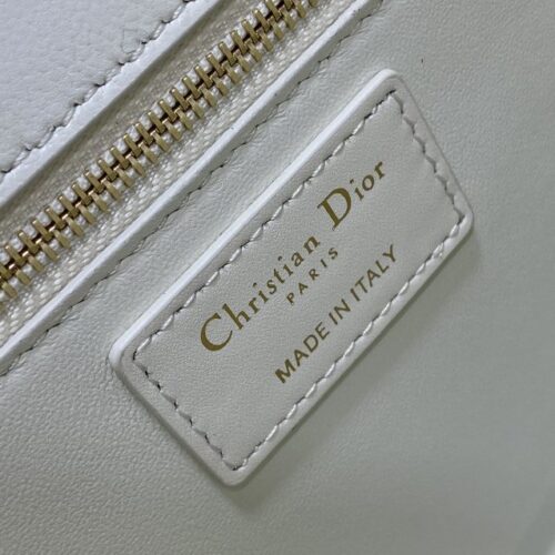 Alternative view of Dior 30 Montaigne  White