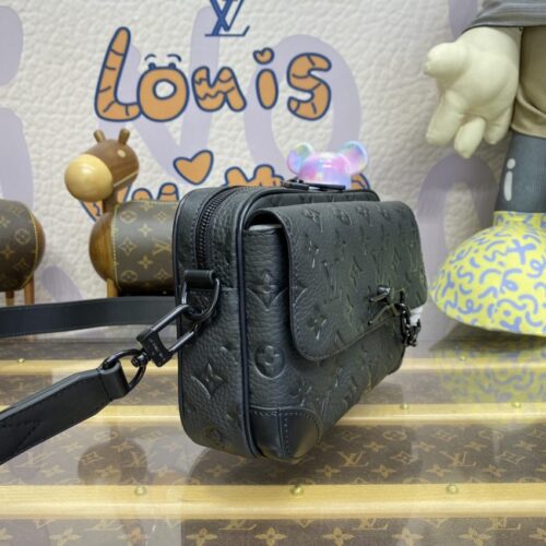 Alternative view of LV Steamer Messenger Black