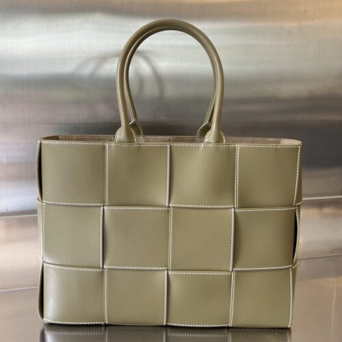 Alternative view of Bottega Veneta Arco Tote