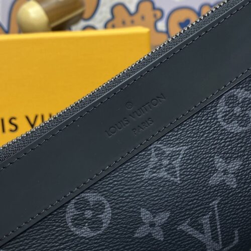 Alternative view of LV Discovery Pochette