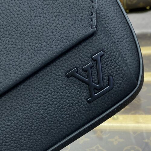 Alternative view of LV Pilot Wearable Wallet Black