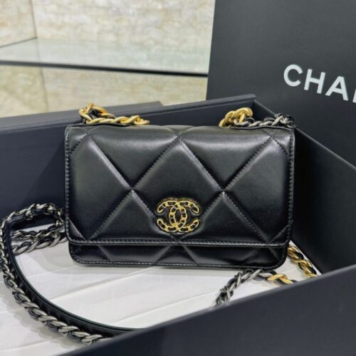 CHANEL 19 Wallet on Chain Black