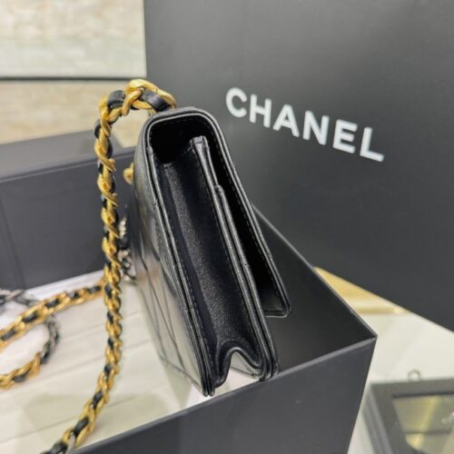 Alternative view of CHANEL 19 Wallet on Chain Black
