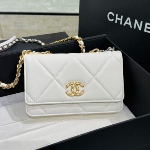 CHANEL 19 Wallet on Chain White